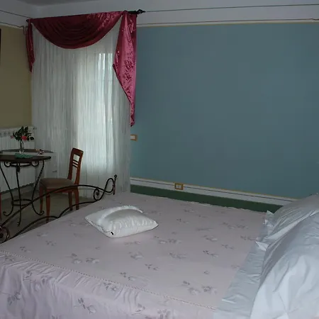 Hotel La Chandelle 3*